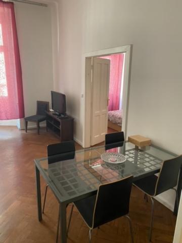 Large 3 Bedroom Family Apartment Close To The River Prag Dış mekan fotoğraf
